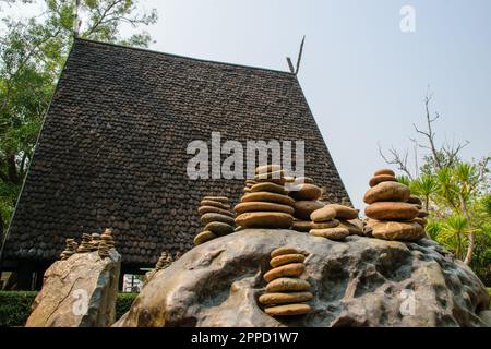 Symbolische Steinschuppen. Konzept von Lebensbilanz und Harmonie. Stockfoto