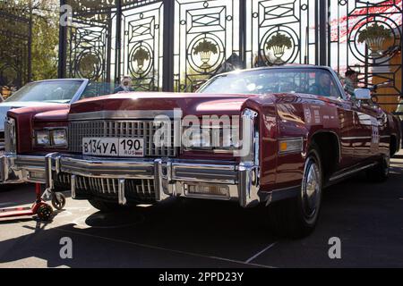 Moskau, Russland. 23. April 2023. Ein Cadillac, der beim Gorky-Park in Moskau geparkt hat. An der Retro Rally „Capital“ (Stolitsa) 2023 in Moskau, Russland, nahmen über 100 Retro-Autos Teil. Diese Veranstaltung eröffnet eine Reihe offizieller Wettbewerbe der Saison 8. des Russian Automobile Federation Cup in Rallye-Rennen mit Oldtimern. Legendäre sowjetische Marken wie „Volga“, „Moskvich“ und „Zhiguli“ sowie weltberühmte Marken wie Rolls Royce, Bentley, Mercedes, Porsche, Jaguar, Und andere. (Foto: Vlad Karkov/SOPA Images/Sipa USA) Guthaben: SIPA USA/Alamy Live News Stockfoto