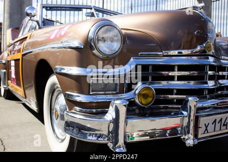 Moskau, Russland. 23. April 2023. Ein Chrysler-Retro-Auto, das in der Nähe des Gorky-Parks in Moskau geparkt wurde. An der Retro Rally „Capital“ (Stolitsa) 2023 in Moskau, Russland, nahmen über 100 Retro-Autos Teil. Diese Veranstaltung eröffnet eine Reihe offizieller Wettbewerbe der Saison 8. des Russian Automobile Federation Cup in Rallye-Rennen mit Oldtimern. Legendäre sowjetische Marken wie „Volga“, „Moskvich“ und „Zhiguli“ sowie weltberühmte Marken wie Rolls Royce, Bentley, Mercedes, Porsche, Jaguar, Und andere. (Foto: Vlad Karkov/SOPA Images/Sipa USA) Guthaben: SIPA USA/Alamy Live News Stockfoto