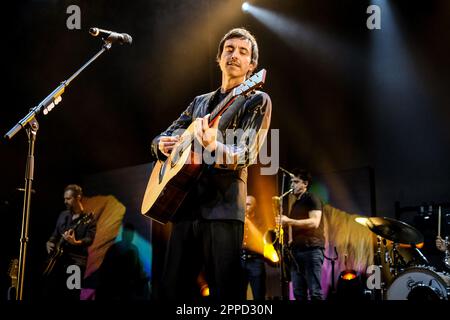 22. April 2023, Turin, Turin, Italien: Der italienische Sänger und Songwriter Antonio Diodato tritt mit seiner neuen „cosÃ¬ Speciale“-Tour auf der Bühne des Concordia-Theaters in Venaria auf. (Kreditbild: © Bruno Brizzi/Pacific Press via ZUMA Press Wire) NUR REDAKTIONELLE VERWENDUNG! Nicht für den kommerziellen GEBRAUCH! Stockfoto