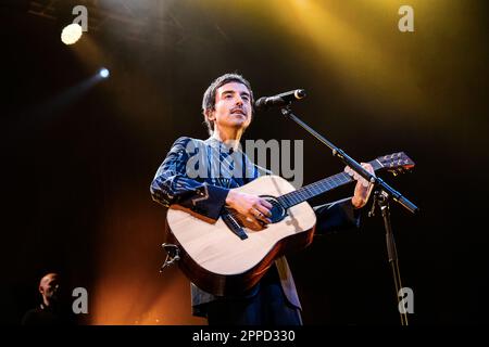 22. April 2023, Turin, Turin, Italien: Der italienische Sänger und Songwriter Antonio Diodato tritt mit seiner neuen „cosÃ¬ Speciale“-Tour auf der Bühne des Concordia-Theaters in Venaria auf. (Kreditbild: © Bruno Brizzi/Pacific Press via ZUMA Press Wire) NUR REDAKTIONELLE VERWENDUNG! Nicht für den kommerziellen GEBRAUCH! Stockfoto