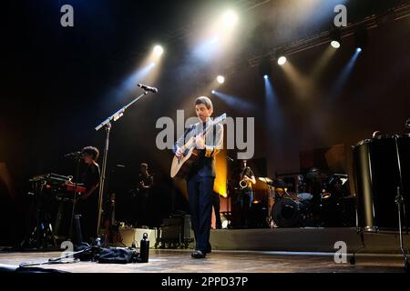 22. April 2023, Turin, Turin, Italien: Der italienische Sänger und Songwriter Antonio Diodato tritt mit seiner neuen „cosÃ¬ Speciale“-Tour auf der Bühne des Concordia-Theaters in Venaria auf. (Kreditbild: © Bruno Brizzi/Pacific Press via ZUMA Press Wire) NUR REDAKTIONELLE VERWENDUNG! Nicht für den kommerziellen GEBRAUCH! Stockfoto