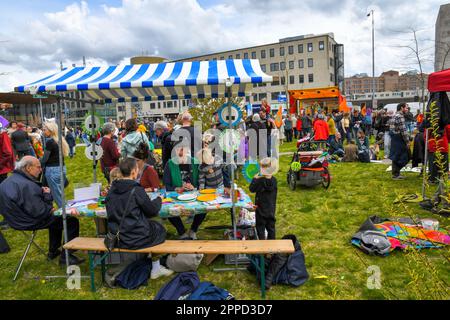Amsterdam, Niederlande. 23. April 2023.am Tag vor einer Aktionärsversammlung protestierten einige hundert Menschen friedlich gegen die Investitionen in fossile Brennstoffe in der Hauptniederlassung der niederländischen ING-Bank. Stockfoto