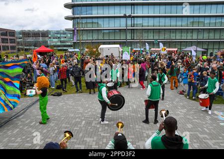 Amsterdam, Niederlande. 23. April 2023.am Tag vor einer Aktionärsversammlung protestierten einige hundert Menschen friedlich gegen die Investitionen in fossile Brennstoffe in der Hauptniederlassung der niederländischen ING-Bank. Stockfoto