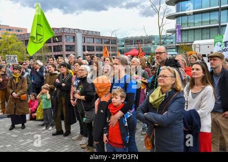 Amsterdam, Niederlande. 23. April 2023.am Tag vor einer Aktionärsversammlung protestierten einige hundert Menschen friedlich gegen die Investitionen in fossile Brennstoffe in der Hauptniederlassung der niederländischen ING-Bank. Stockfoto