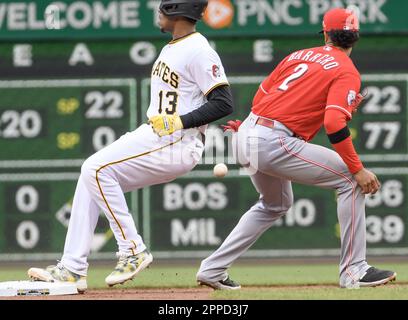 Pittsburgh, Usa. 23. April 2023. Cincinnati Reds Shortstop Jose Barrero (2) wartet auf den Wurf, während der dritte Baseman der Pittsburgh Pirates Ke'Bryan Hayes (13) am Sonntag, den 23. April 2023 in Pittsburgh beim ersten Inning im PNC Park verdoppelt wird. Foto: Archie Carpenter/UPI Credit: UPI/Alamy Live News Stockfoto