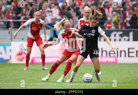 Mandy Islacker (Köln), Barbara Dunst (SGE), 1. FC Köln - Eintracht Frankfurt, Flyeralarm Frauen Bundesliga, Matchday 18, Rhein-Energie-Stadion Köln, Deutschland, 18/03/2023. Kredit: Juergen Schwarz/Alamy Live News Stockfoto