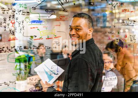 Eine Gruppe von Geschäftsleuten trifft sich im Büro Stockfoto