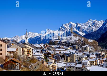 Schweiz, Graubunden Kanton, Ardez, Blick auf die Winterstadt im Engadintal mit Bergen im Hintergrund Stockfoto