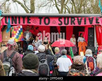 Vereinigen Sie sich, um einen Teil des Extinction Rebellion Events The Big One am Parliament Square in London am 23. April 2023 zu überleben Stockfoto