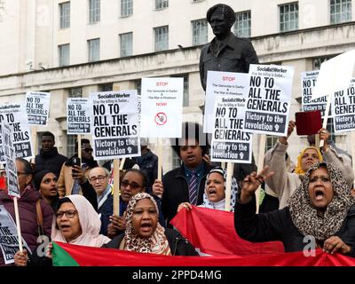 Eine Gruppe sudanesischer Bürger, die am 23. April 2023 in Whitehall London gegen den andauernden Bürgerkrieg und die Kämpfe im Sudan protestiert Stockfoto