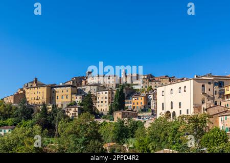 Italien, Toskana, Montepulciano, blauer Himmel über den Häusern der mittelalterlichen Stadt Stockfoto