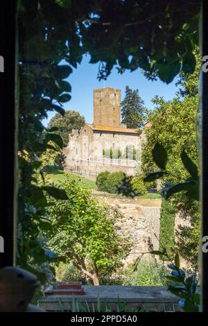 Italien, Latium, Toskana, Torre di Lavello durch das Fenster gesehen Stockfoto