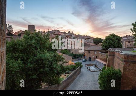 Italien, Latium, Tuscania, Blick auf die mittelalterliche Stadt in der Dämmerung Stockfoto