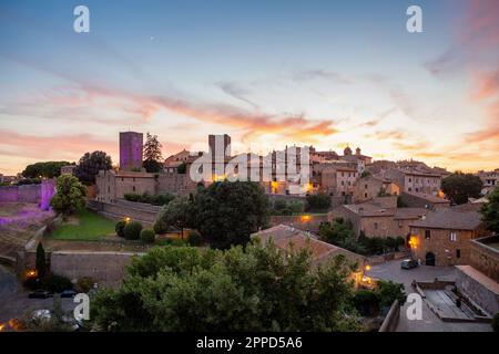 Italien, Latium, Tuscania, Blick auf die mittelalterliche Stadt bei Sonnenuntergang Stockfoto