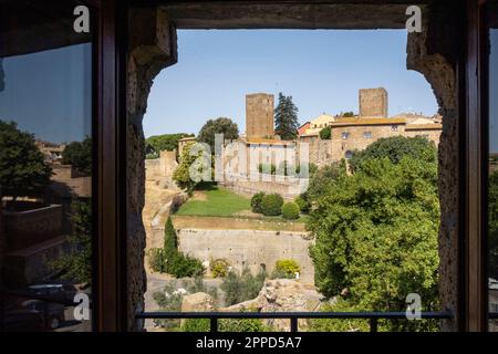 Italien, Latium, Toskana, Torre di Lavello durch das Fenster gesehen Stockfoto