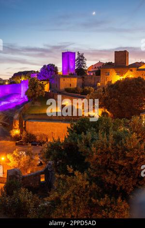 Italien, Latium, Toskanien, Blick auf den Torre di Lavello, der in der Abenddämmerung von violettem Licht beleuchtet wird Stockfoto