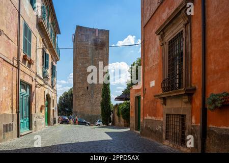 Italien, Latium, Toskanien, Torre di Lavello im Sommer mit Stadthäusern im Vordergrund Stockfoto