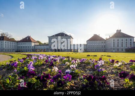 Deutschland, Bayern, München, Blumenbeet vor dem Schloss Nymphenburg bei Sonnenuntergang Stockfoto