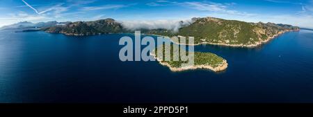 Spanien, Balearen, Port de Pollenca, Panoramablick auf die Mittelmeerküste Stockfoto