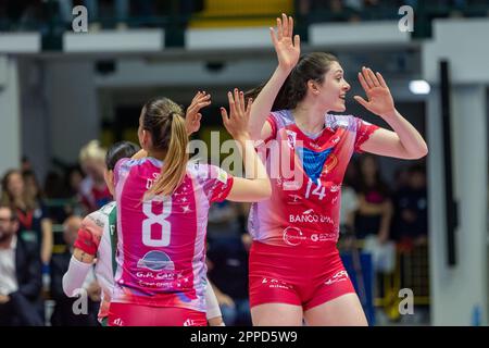 Monza, Italien. 23. April 2023. Dana Rettke und Alessia Orro (Vero Volley Milano) Kredit: Live Media Publishing Group/Alamy Live News Stockfoto