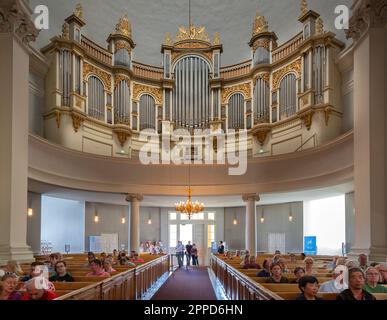 Menschen, die auf ein Orgelkonzert in der finnischen Evangelischen Lutherischen Kathedrale der Diözese von Helsinki warten. Stockfoto