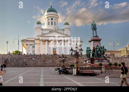 Senatsplatz, 1894-Monument mit dem russischen Kaiser Alexander II. Und die finnische evangelische Lutheranische Kathedrale in Helsinki, Finnland Stockfoto