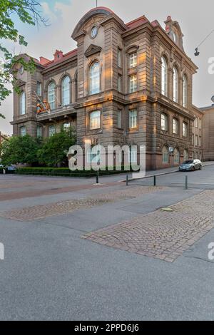 Das 1913 erbaute finnische Museum für Naturgeschichte im Barockstil in Helsinki, Finnland. Auf der oberen Terrasse A des Museums befinden sich zwei Giraffenskulpturen Stockfoto