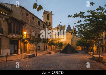 Spanien, Navarra, Olite, kleine Pyramide auf dem Stadtplatz vor dem Palast der Könige von Navarra von Olite in der Dämmerung Stockfoto