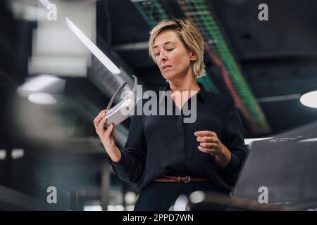 Geschäftsfrau, die im Büro VR-Brillen ansieht Stockfoto