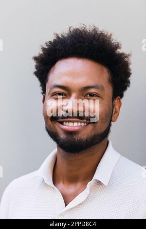 Lächelnder Mann mit lockigem Haar Stockfoto