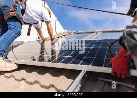 Ingenieur mit Kollegen bei der Installation des Solarmoduls Stockfoto