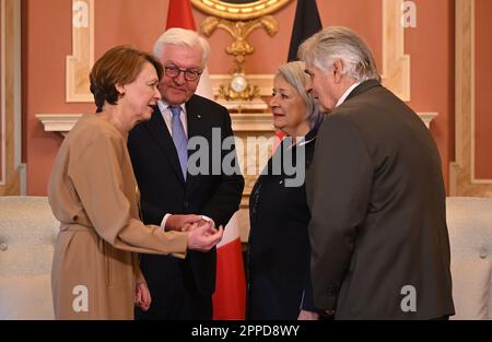 Ottawa, Kanada. 23. April 2023. Der deutsche Präsident Frank-Walter Steinmeier (2. von links) und seine Frau Elke Büdenbender (l) treffen in Rideau Hall mit Mary Simon, Generalgouverneur und Oberbefehlshaber Kanadas, und ihrem Ehemann Whit Fraser zusammen. Ziel der Reise ist es, die deutsch-kanadischen Beziehungen in schwierigen politischen und wirtschaftlichen Zeiten zu stärken. Kredit: Britta Pedersen/dpa/Alamy Live News Stockfoto