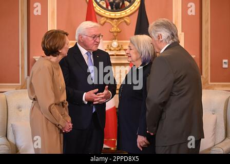 Ottawa, Kanada. 23. April 2023. Der deutsche Präsident Frank-Walter Steinmeier (2. von links) und seine Frau Elke Büdenbender (l) treffen in Rideau Hall mit Mary Simon, Generalgouverneur und Oberbefehlshaber Kanadas, und ihrem Ehemann Whit Fraser zusammen. Ziel der Reise ist es, die deutsch-kanadischen Beziehungen in schwierigen politischen und wirtschaftlichen Zeiten zu stärken. Kredit: Britta Pedersen/dpa/Alamy Live News Stockfoto