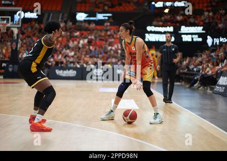 Valencia, Spanien. 23. April 2023. Nadia Angelique Fingall von Movistar Estudiantes (L) und Alba Torrens von Valencia Basket (R) in Aktion während des Play off Quarterfinals von Liga Endesa am 23. april 2023 im Pavilion Fuente de San Luis (Valencia, spielen Sie am 23. april 2023 aus dem Quarterfinale von Liga Endesa). Valencia Basket 77:35 Movistar Estudiantes (Foto: Vicente Vidal Fernandez/Sipa USA) Kredit: SIPA USA/Alamy Live News Stockfoto