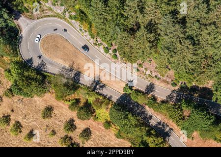 Deutschland, Baden-Württemberg, Haarnadelkurven der Asphaltstraße im Schwarzwald aus der Vogelperspektive Stockfoto