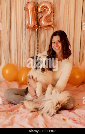 Eine glückliche Frau feiert den Geburtstag von Border Collie Dog Stockfoto