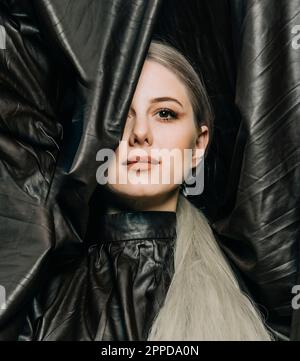 Eine schöne Frau in schwarzes Leder eingewickelt Stockfoto