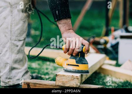 Tischler Holz mit Sander Polieren Stockfoto