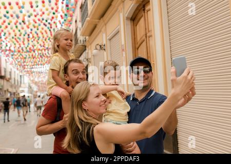 Glückliche Familie macht Selfie zusammen auf dem Fußweg Stockfoto
