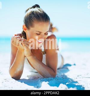 Glückliche junge Frau am Strand Stockfoto
