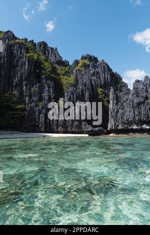 Leerer Strand mit kristallklarem Wasser in El Nido Stockfoto