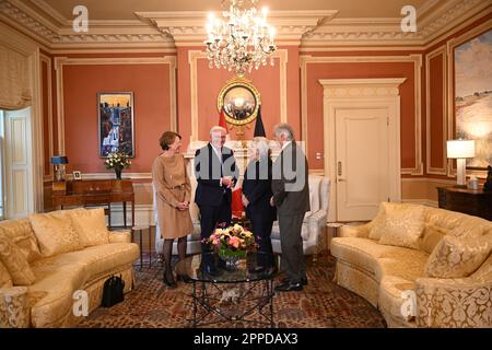 Ottawa, Kanada. 23. April 2023. Der deutsche Präsident Frank-Walter Steinmeier (2. von links) und seine Frau Elke Büdenbender (l) treffen in Rideau Hall mit Mary Simon, Generalgouverneur und Oberbefehlshaber Kanadas, und ihrem Ehemann Whit Fraser zusammen. Ziel der Reise ist es, die deutsch-kanadischen Beziehungen in schwierigen politischen und wirtschaftlichen Zeiten zu stärken. Kredit: Britta Pedersen/dpa/Alamy Live News Stockfoto