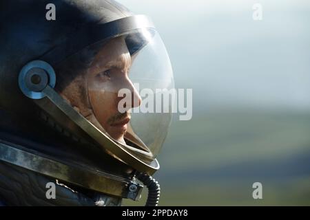 Rücksichtsvoller Astronaut mit Weltraumhelm Stockfoto