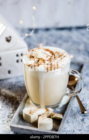 Tasse heiße weiße Schokolade mit Schlagsahne und Zimt Stockfoto