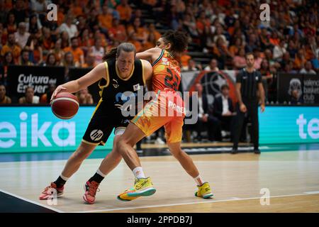 Valencia, Spanien. 23. April 2023. Billie Kim Massey von Movistar Estudiantes (L) und Cierra Burdick von Valencia Basket (R) in Aktion während des „Play off“-Viertelfinals von Liga Endesa am 23. april 2023 im Pavilion Fuente de San Luis (Valencia, spielen Sie am 23. april 2023 bei Liga Endesa ab). Valencia Basket 77:35 Movistar Estudiantes (Foto: Vicente Vidal Fernandez/Sipa USA) Kredit: SIPA USA/Alamy Live News Stockfoto