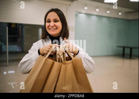 Lächelnde Frau mit Einkaufstüten Stockfoto