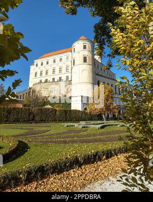 Schloss Mikulov, eine der wichtigsten Burgen in Südmähren, Blick von Mikulov Stadt, Tschechische Republik Stockfoto