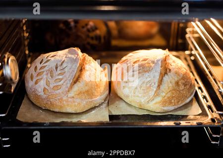 Frisch gebackenes Sauerteigbrot im Ofen Stockfoto