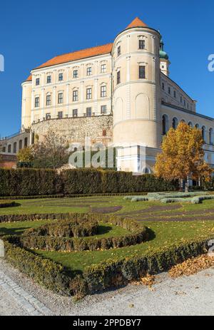 Schloss Mikulov, eine der wichtigsten Burgen in Südmähren, Blick von Mikulov Stadt, Tschechische Republik Stockfoto